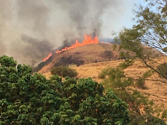 Fogo desce em direção às residências