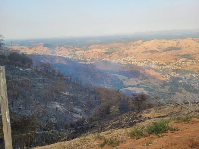 Fogo iniciado em Santana do Paraíso já chegou em área rural de Ipatinga