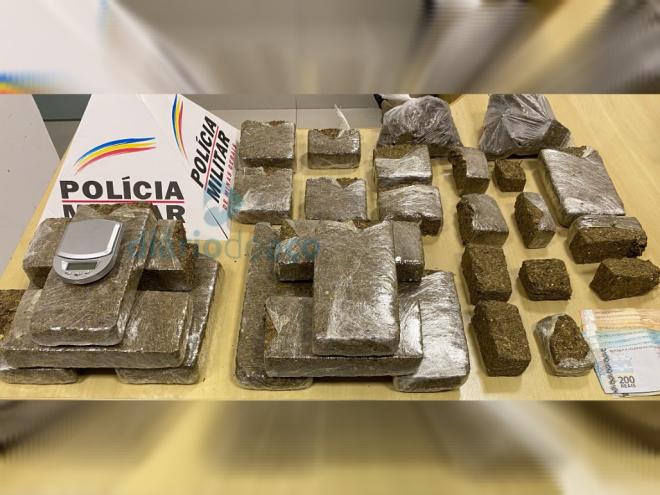 As porções de entorpecentes apreendidas pelos policiais militares ao final da operação