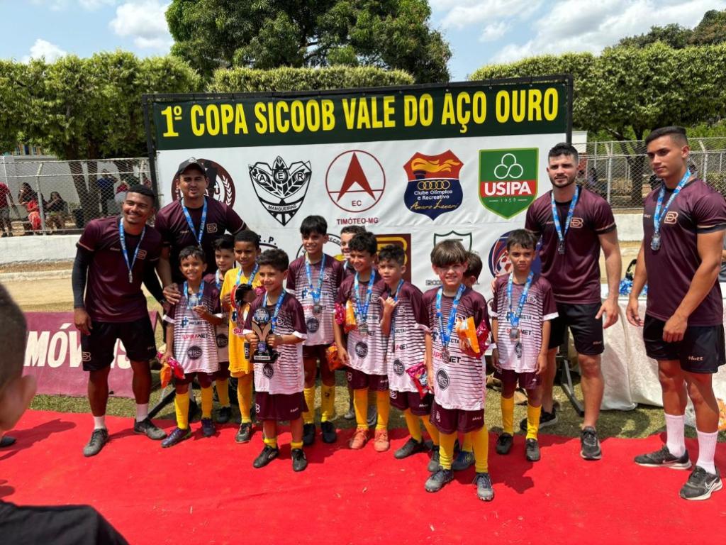 A meninada da Escolinha Danilo Barcelos chegou à final e levou para casa o troféu de vice-campeão