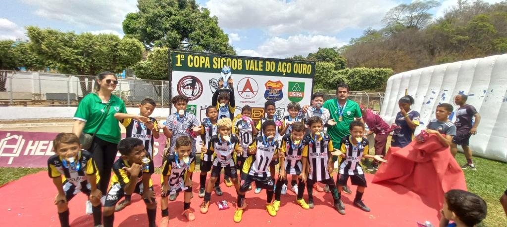 A escolinha do União, de Ipatinga, bateu o Acesita na final e comemorou o título do Sub-11