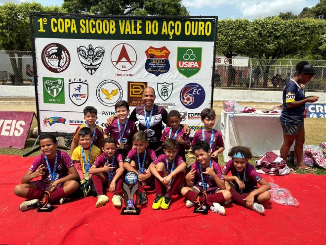 O Acesita bateu a Escolinha Danilo Barcelos e festejou a conquista no Sub-9