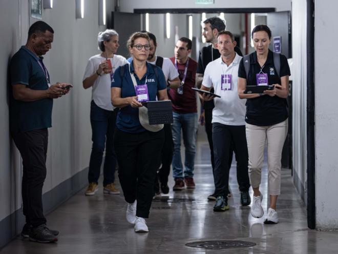 Mineirão foi vistoriado pela delegação internacional; estádio é um dos candidatos a sede da competição que será realizada pela primeira vez no Brasil