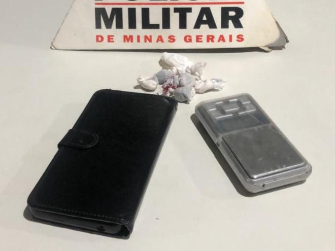 Com o acusado do crime foram encontradas porções de entorpecentes prontas para o comércio varejista e balança eletrônica 