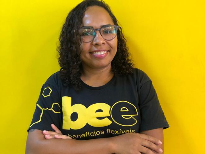 A executiva comercial da Federaminas, Daiane Fraga, aponta as vantagens do cartão