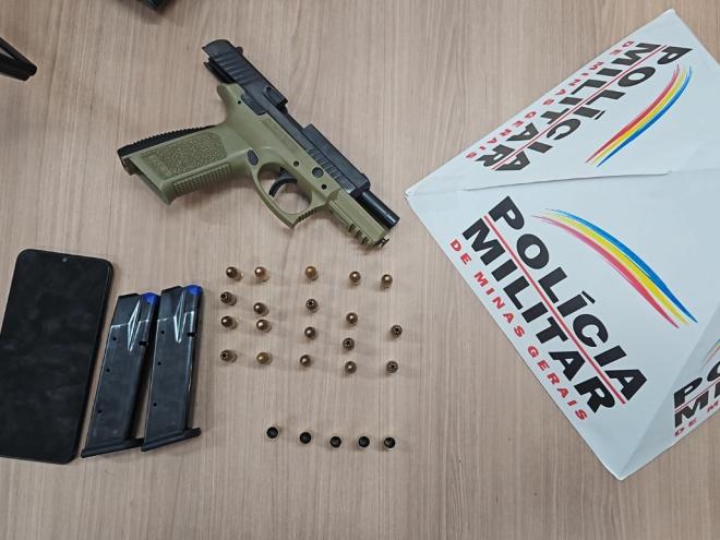 A pistola de fabricação turca foi apreendida com a munição em poder do suspeito de 25 anos