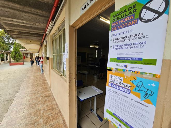 Não é permitido entrar com celular na cabine de votação 