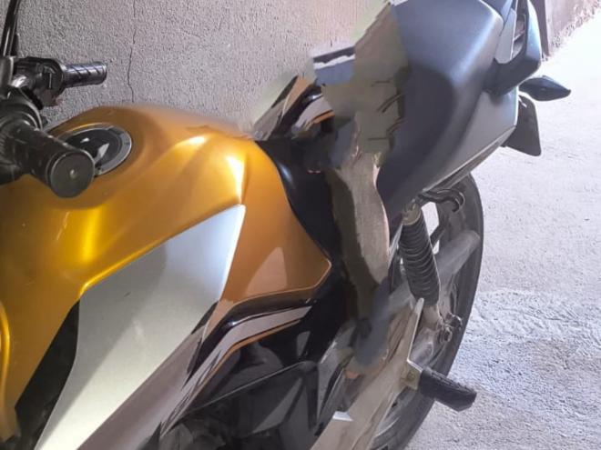 Honda CG 160, amarela, ano 2021, placa RTI 3H75, foi furtada do estacionamento em frente ao Hospital Márcio Cunha