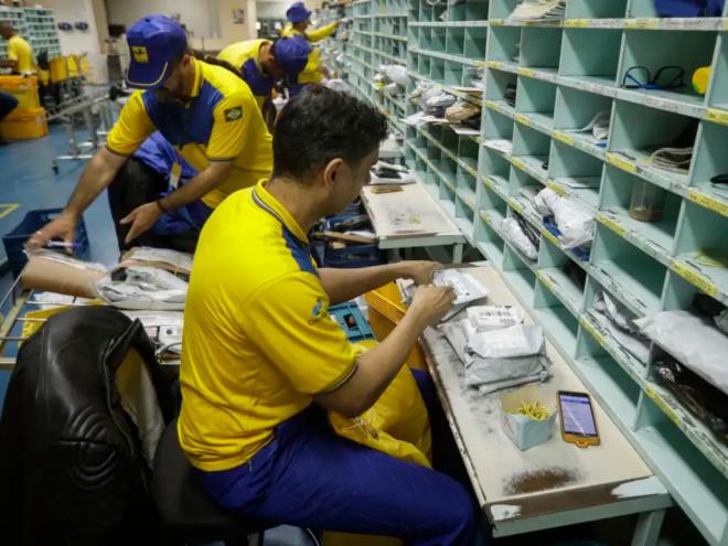 As vagas de nível médio são para o cargo de Agente de Correios ? Carteiro, com salário inicial de R$ 2.429,26