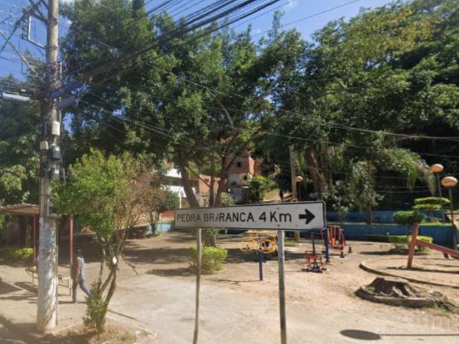 O motorista relatou que dois indivíduos embarcaram no Centro e, ao chegar ao distrito de Barra Alegre, o adolescente levantou-se e anunciou o assalto, colocando uma faca no pescoço da vítima