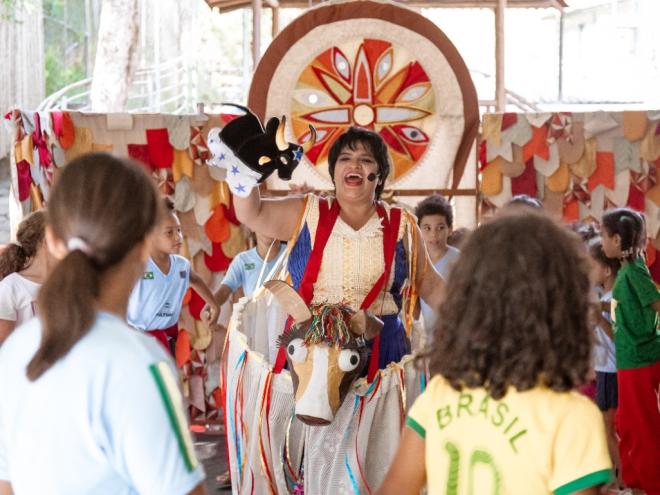 A proposta é integrar as crianças com as tradições culturais