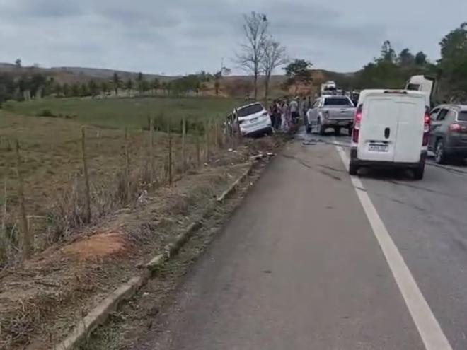 É possível notar um dos veículos próximo à ribanceira,e ao fundo, o cavalo mecânico atravessado na pista