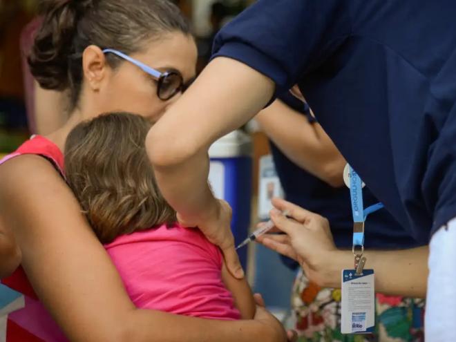 Nas crianças, a imunidade à doença é adquirida apenas quando administradas as três doses da vacina