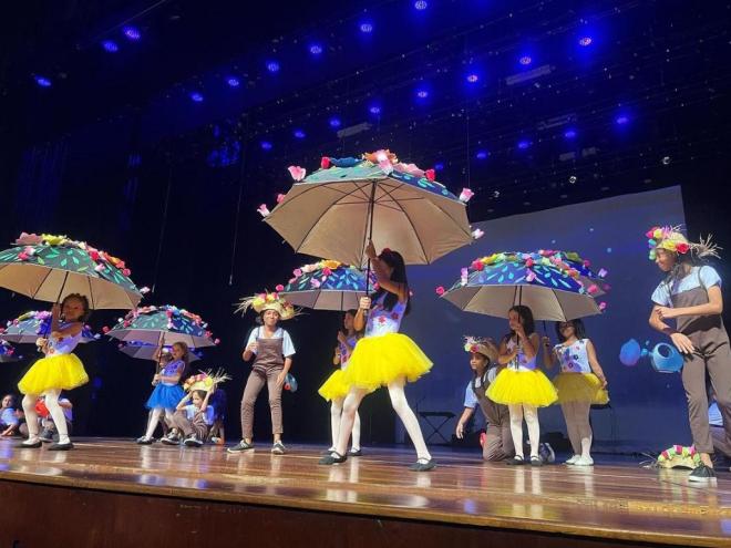 Cada escola se apresenta no teatro do Centro Cultural 