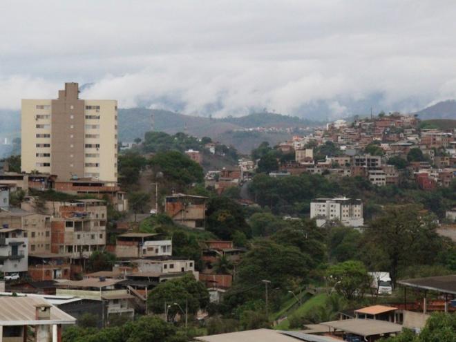 Dia amanheceu com a região de serra tomada por nebuolosidade e a previsão é de pancadas de chuva na área urbana 