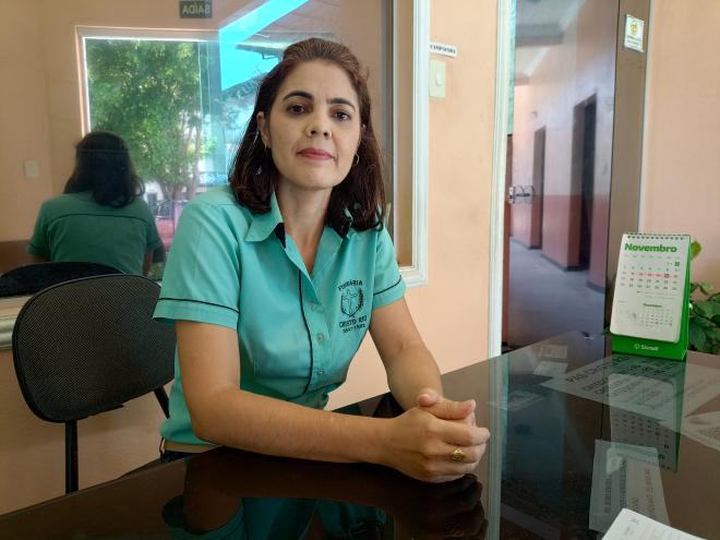 Cyntia Cota, da Funerária Cristo Rei, explica sobre os serviços a serem contratos para o funeral