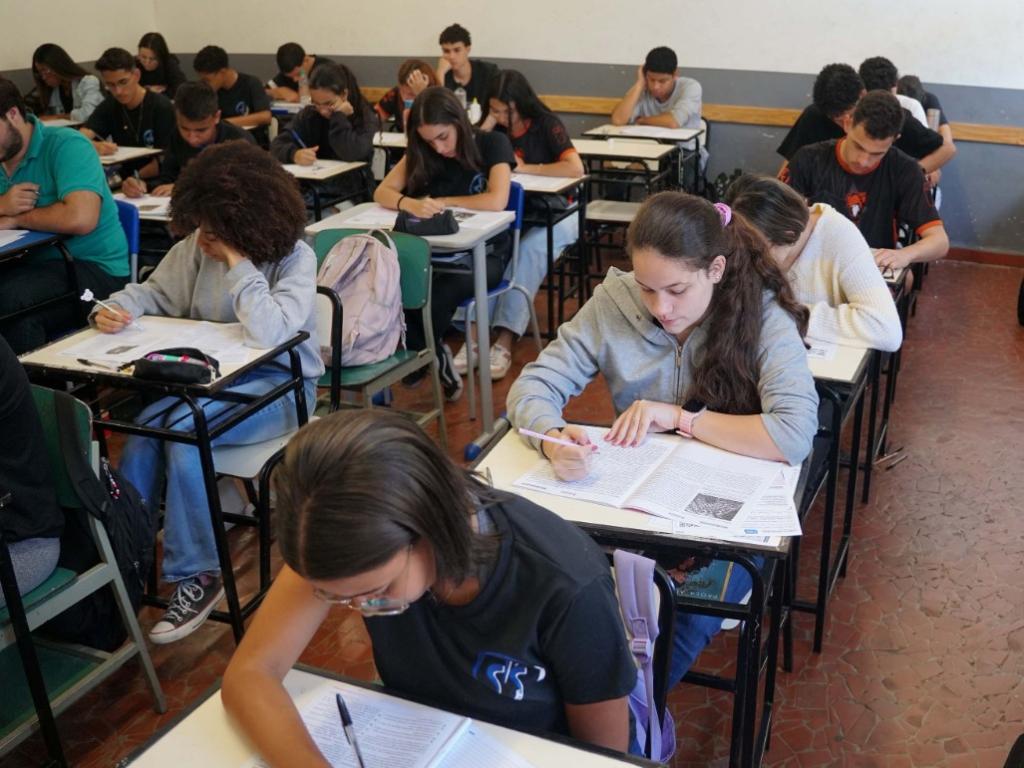 Em 2024, o estado registrou 136 mil estudantes concluintes da rede pública inscritos, o que representa um aumento substancial em relação aos 47 mil participantes de 2023
