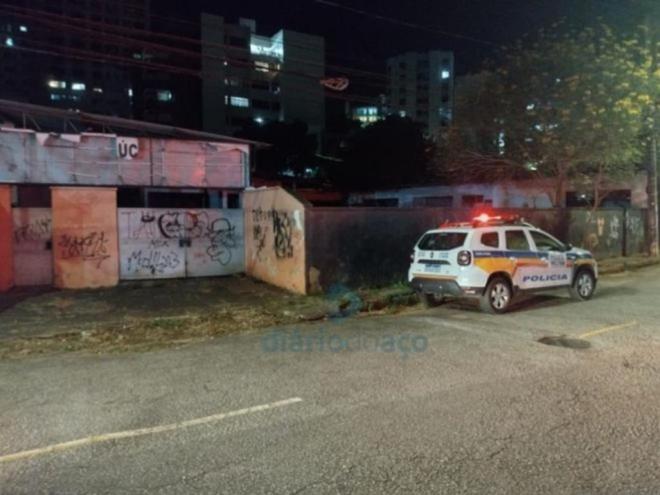 Carolina de Paiva Taveira, 32 anos, dormia neste alojamento abandonado, quando foi atacada por traficantes e assassinada de forma cruel 