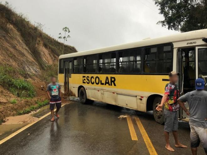 As primeiras informações indicam que crianças tiveram ferimentos leves devido ao acidente