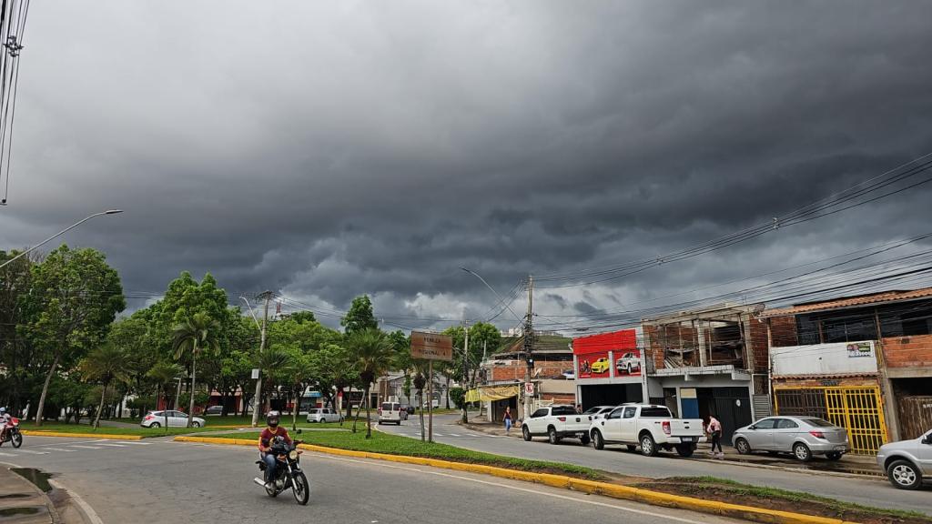 Depois do tempo fechado de terça-feira, previsão para hoje é tempo parcialmente nublado e elevação da temperatura 