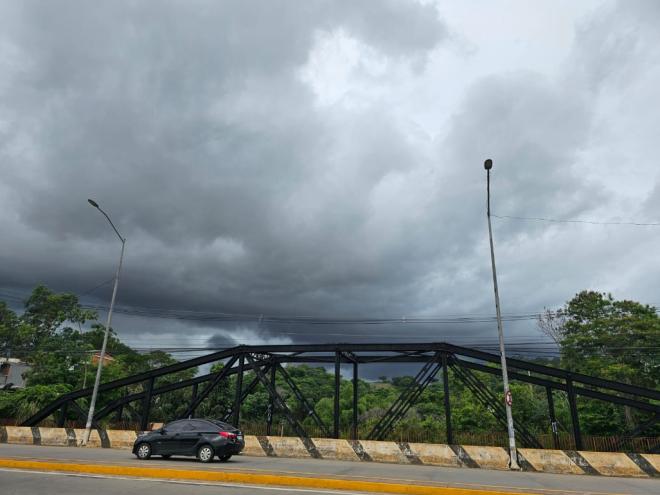 Nuvens carregadas, no fim da tarde de terça-feira (5), vistas do Centro de Ipatinga
