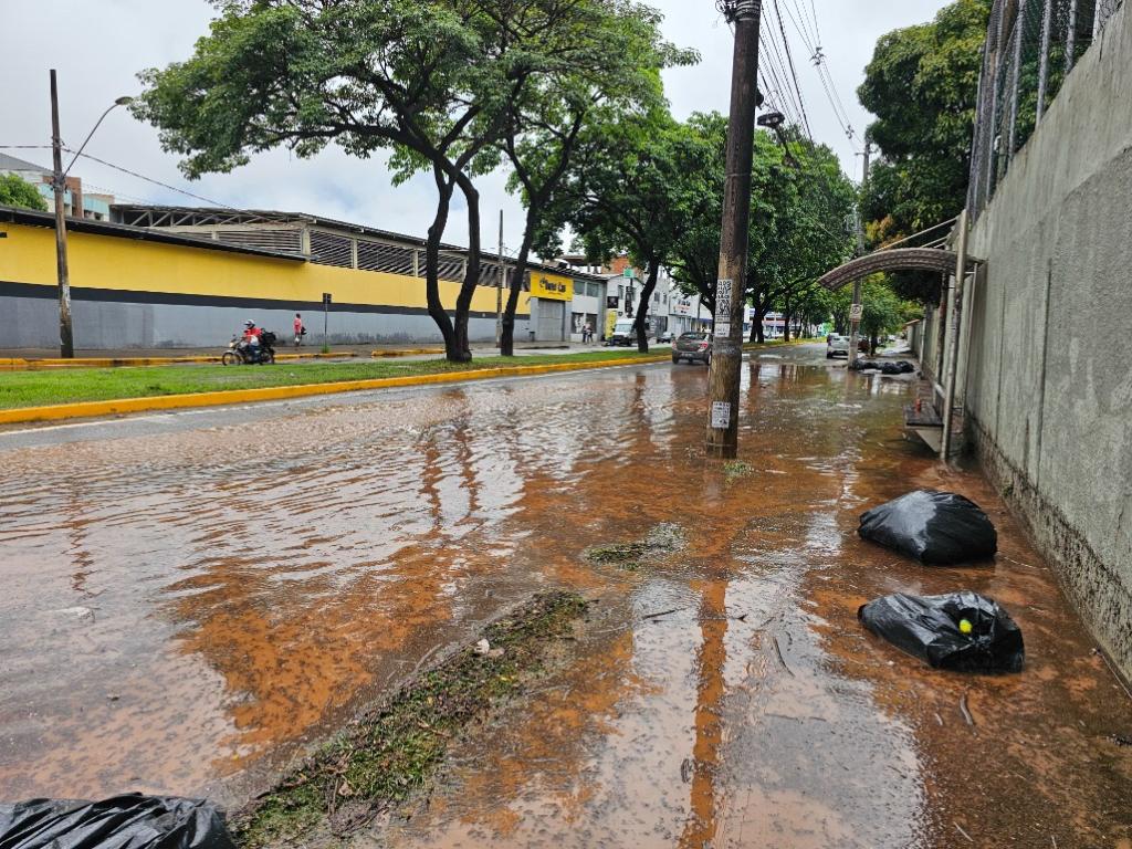 Inundação nas proximidades do portão da Escola Estadal Nilza Luzia de Souza Butta