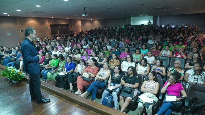 Entre os palestrantes, o evento contou com a presença do neuropediatra, Marcone Oliveira, autor de livros e especialista em TEA - Transtorno do Espectro Autista