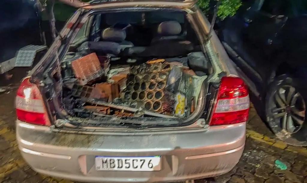 No carro de Tiu França foram encontrados fogos de artifício e tijolos