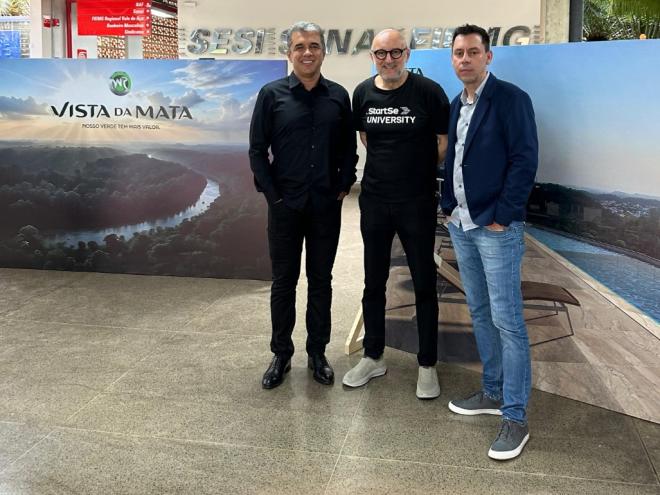 Wallace Barreto, diretor presidente da WR Construtora; o palestrante Romeo Busarello; e à direita, o diretor comercial da WR, Wanderson Dias