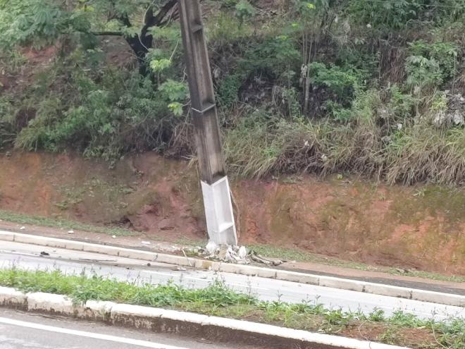 A base do poste ficou bastante danificada, representando risco de queda em uma das principais vias da cidade
