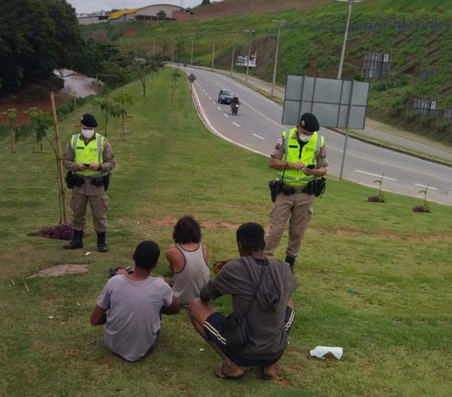 Pessoas em situação de rua são abordadas na avenida Maanaim, entre os bairros Jardim Panorama e Cidade Nobre 