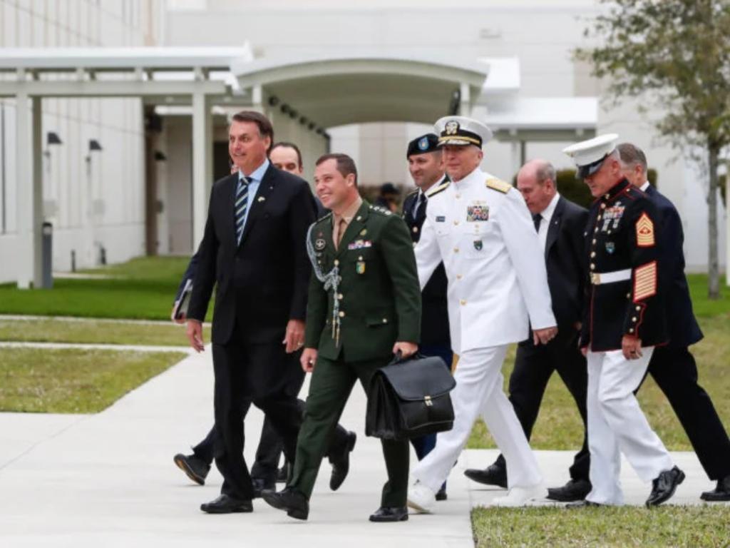 Bolsonaro (PL) e o tenente-coronel Mauro Cid (intermediador do plano de golpe) durante viagem aos Estados Unidos (Foto: Alan Santos/PR)