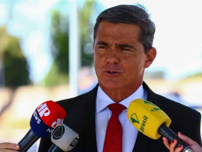 General Fernandes: ''A primeira, durante a conversa que eu tive com o presidente, ele citou que o dia 12, pela diplomação do vagabundo, não seria uma restrição, que isso pode, que qualquer ação nossa pode acontecer até 31 de dezembro e tudo''