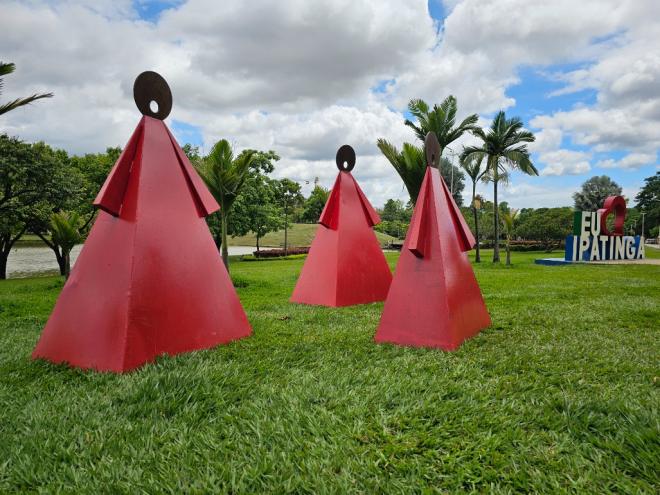 Peças natalinas estão distribuidas em várias partes do parque 