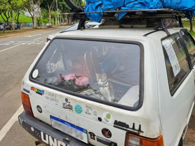 Fernando mora em seu carro, apelidado de 'UnoHome'