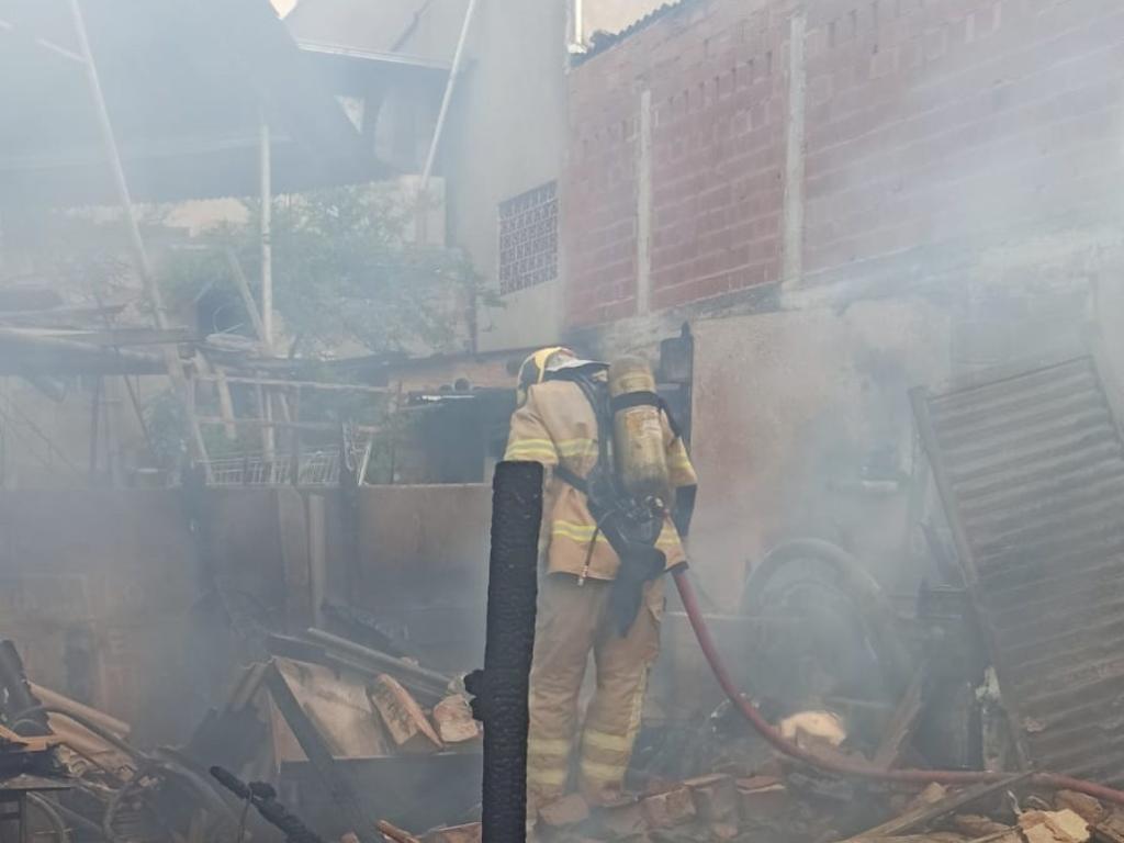 Um dos cômodos da casa foi interditado até avaliação de trincas pela Defesa Civil 