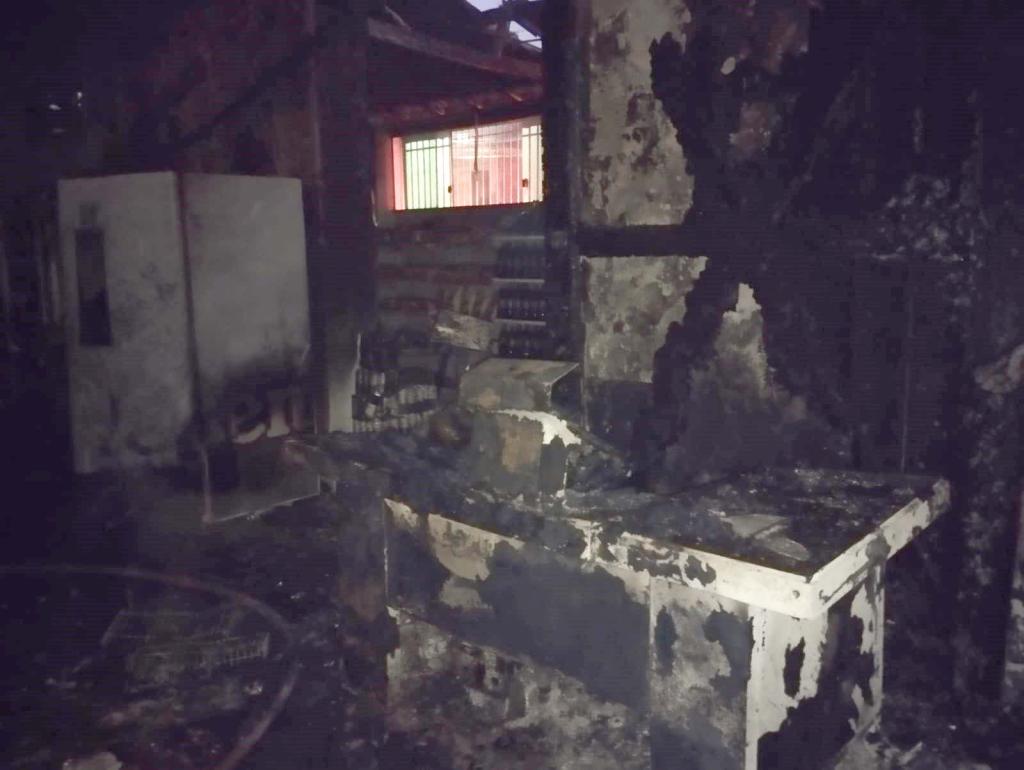 Tudo foi carbonizado pelo incêndio descoberto por volta de 2h40 desta segunda-feira 