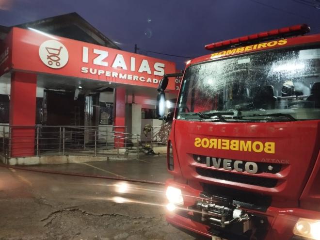 Incêndio descoberto na madrugada consumiu tudo o que havia no interior do supermercado na rua Marechal Floriano, Centro de Antônio Dias