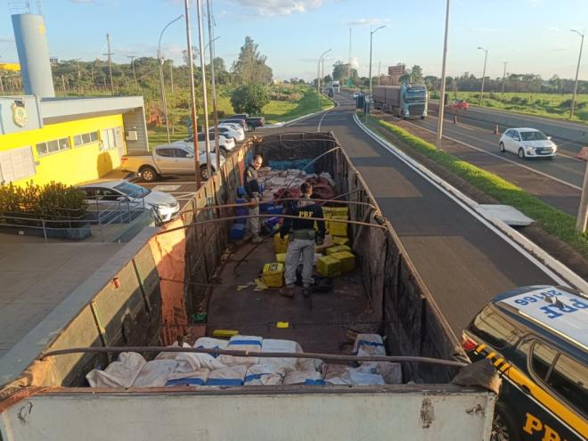Caminhoneiro desobedeceu ordem de parada e tentou fugir, mas caminhão foi parado e, na carreta que ele tracionava, foi encontrada a carga de maconha 