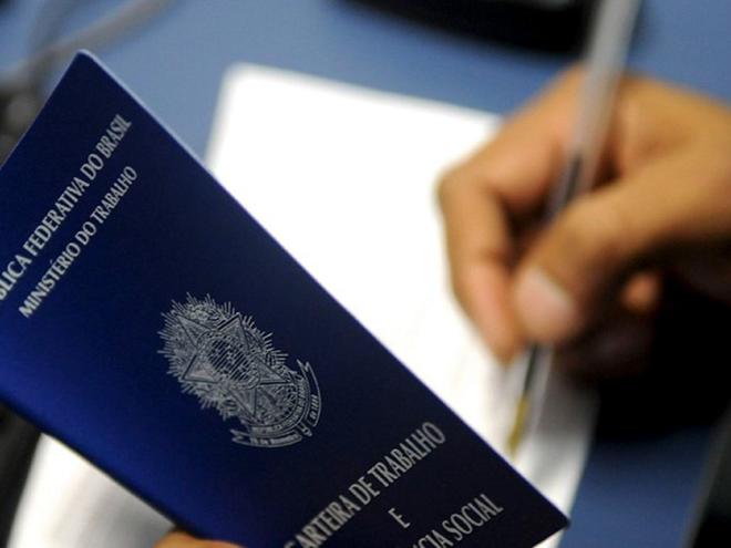 Mês teve recuo, mas saldo do ano passa de 2 milhões de vagas criadas