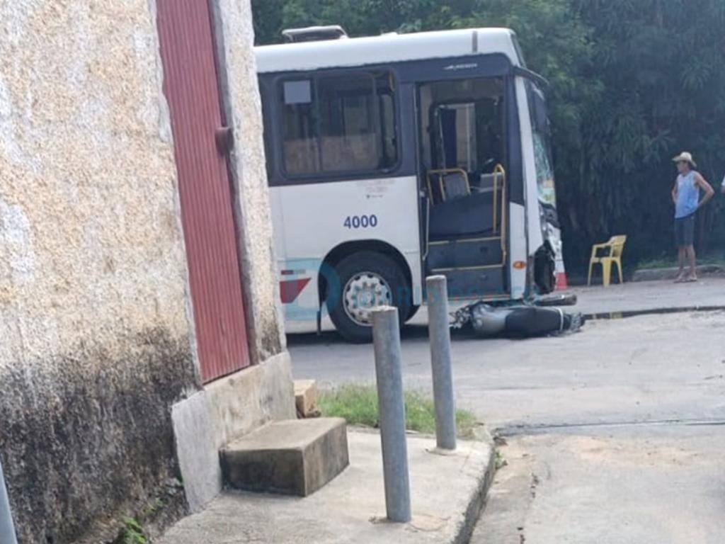Motorista do coletivo afirmou que chegou a acionar os freios, mas não houve tempo de evitar o impacto com a moto que foi em sua direção