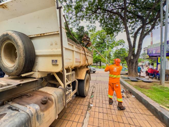 A ação visa limpar e higienizar praças e logradouros da área central da cidade.