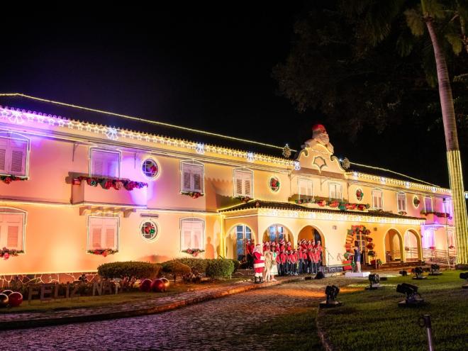 A apresentação do coral na entrada no casarão iluminado foi um dos pontos altos do evento tradicional