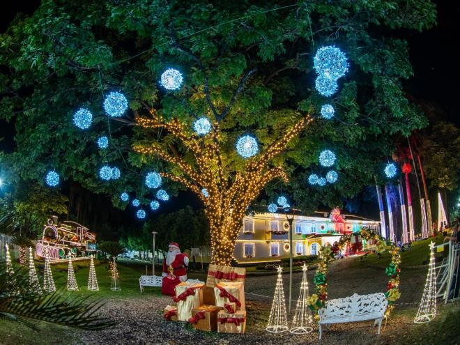 A iluminação ressalta a decoração natalina em todo o espaço 