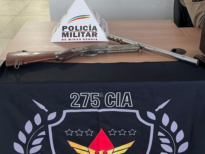 A espingarda de fabricação caseira foi localizada em uma laje no local indicado pela denúncia