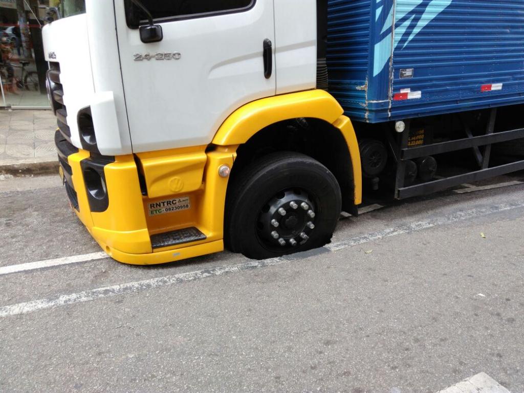 Motorista aguardava loja abrir na rua Belo Horizonte, quando cratera surgiu sob as rodas do caminhão