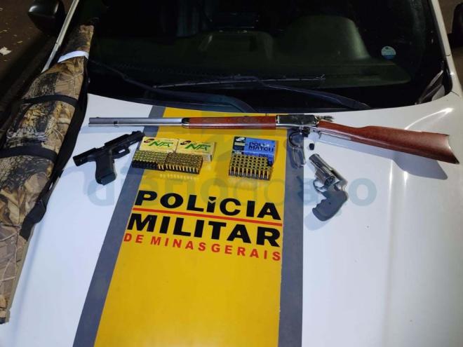 Ficou constatado que o homem, de 60 anos, tinha registro de CAC e das armas, mas as transportava em desacordo com a legislação