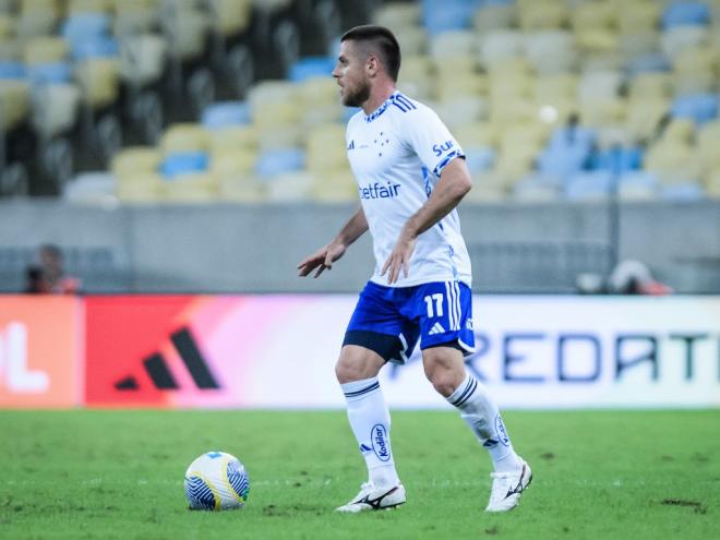 O volante Ramiro, que fazia parte do elenco desde 2022, teve o contrato encerrado e não houve interesse em sua renovação 