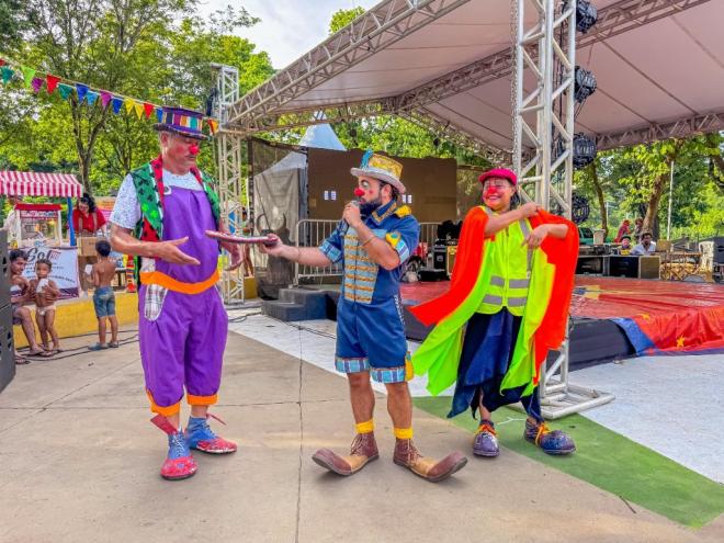 No palco, vários artistas se revezavam nas brincadeiras