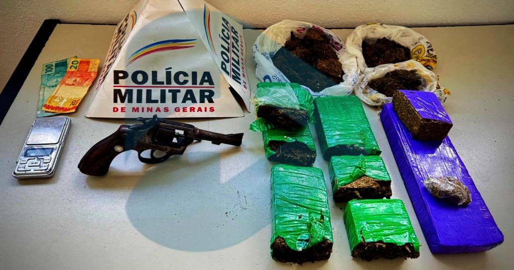 Droga e armas foram apreendidas na residência de um traficante de 19 anos, no Vila Celeste, em Ipatinga